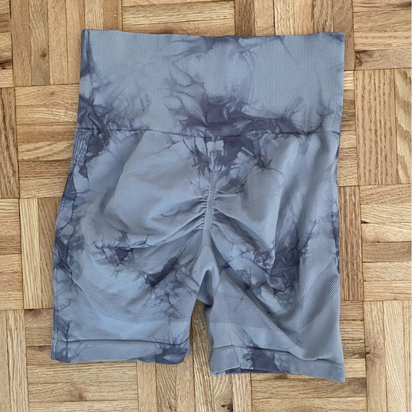 Scrunch bum grey camo gym shorts size UK XS - Picture 1 of 2